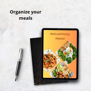 Peut inclure: Une tablette numérique affichant un "Planificateur de repas et de garde-manger" avec des images de plats. Un cahier noir, un stylo argenté et noir, et le texte "Organisez vos repas" sont visibles.