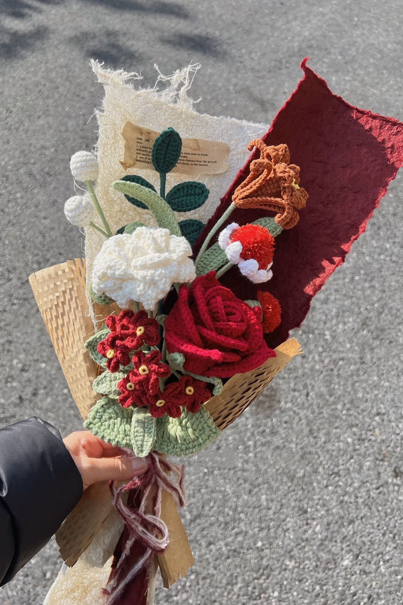 完成したかぎ針編みのバラの花束、赤い編み花、かぎ針編みの花束
