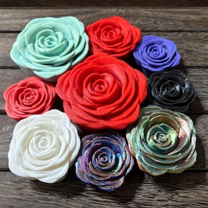 Pode incluir: Conjunto de nove saboneteiras em forma de rosa feitas à mão em várias cores, incluindo vermelho, azul, verde, branco e preto.