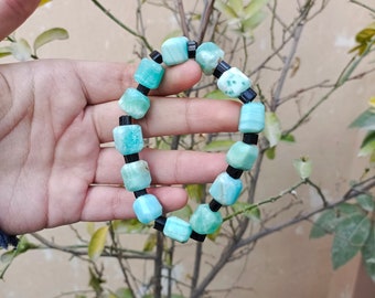 Bracciale in pietra mista di pietra naturale blu grezzo con aragonite blu e tormalina nera. Bracciale fatto a mano in pietra preziosa di cristallo estensibile