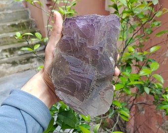 Fluorite viola da 2 kg di pietra preziosa naturale su campione minerale vintage a matrice