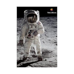 Buzz Aldrin c1969 - Pôster publicitário "Pense Diferente" da APPLE Corp. da década de 1990 | Pôster da Apple | Arte de parede | Pôster de astronauta