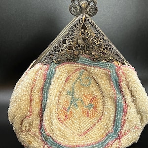 1920s Art Deco Beaded Purse – Vintage Seed Bead Handbag with Floral Design – Metal Frame & Filigree Handle – Antique Evening Bag