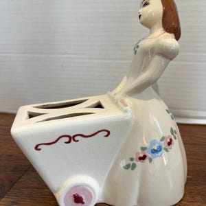 Weil Ware California Pottery Bud vaas houder meisje met bloemen wagen beeldje vintage jaren 1930/40 Weil of California keramiek verzamelobject decor