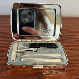Vintage Men’s Travel Shaving Kit – Classic Silver-Toned Mirrored Case with Razor Handle & Blade Holders – Compact Grooming Set for Travel