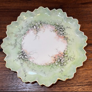 Antique Porcelain Plate Signed A. C. Baireley 1905 – Hand-Painted Floral Motifs, Gold Accents, Victorian/Art Nouveau Cabinet Plate