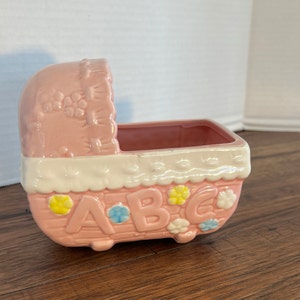 Vintage roze Napco ABC-babywagen wieg plantenbak | Uniek kinderkamerdecor, kraamcadeau, trinketschaal | Keramische bloemenvaas