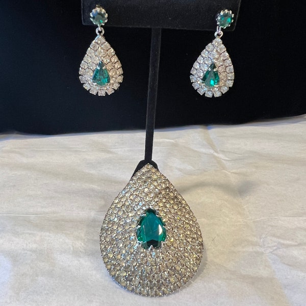 CELEBRITY NY Emerald & Clear Rhinestone Brooch Earring Set By CELEBRITY New York Signed.