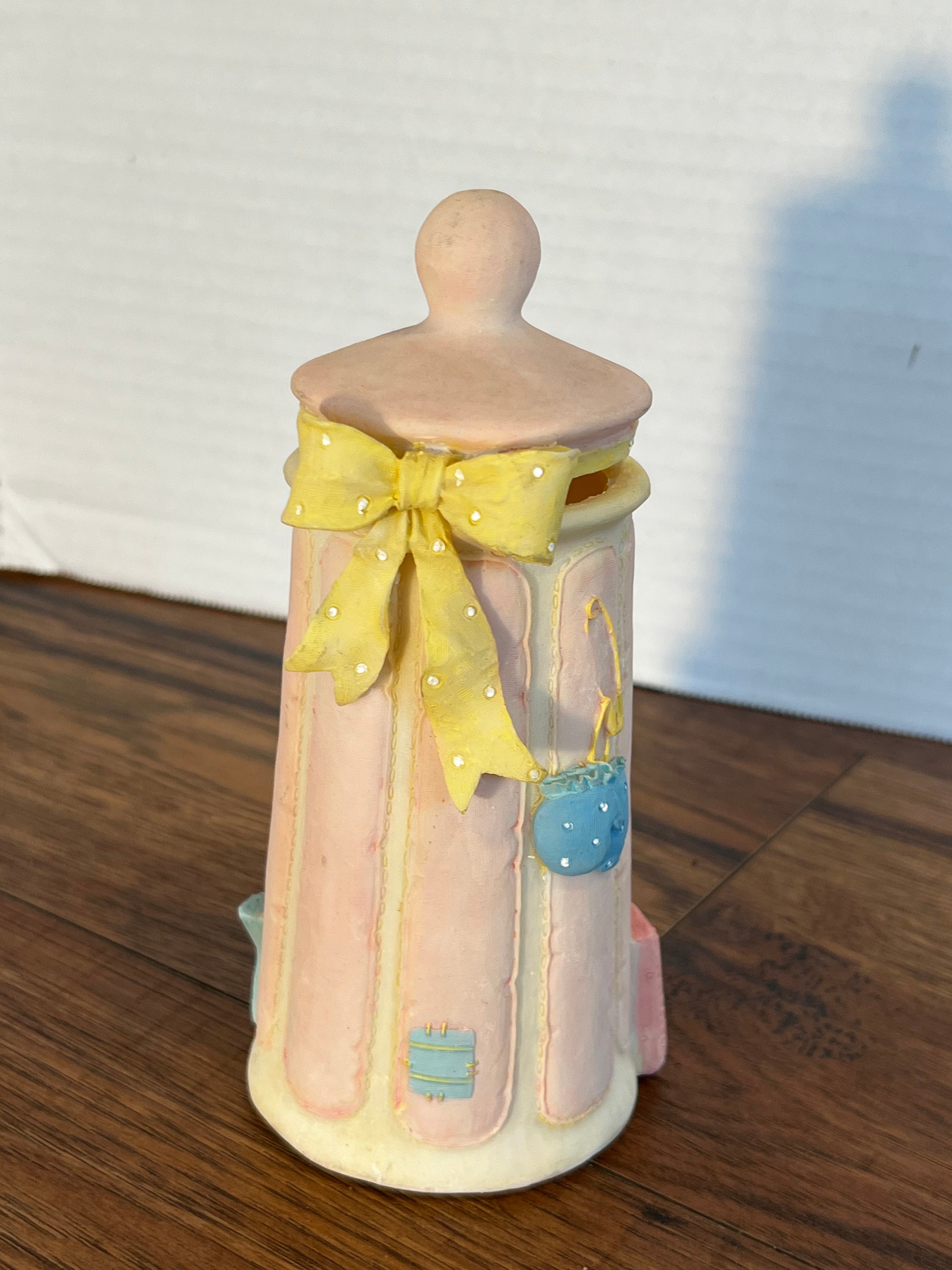 Adorable alcancía vintage rosa con forma de biberón: regalo perfecto para baby shower y decoración infantil. Bonita alcancía para guardar recuerdos, regalo para nuevos padres.