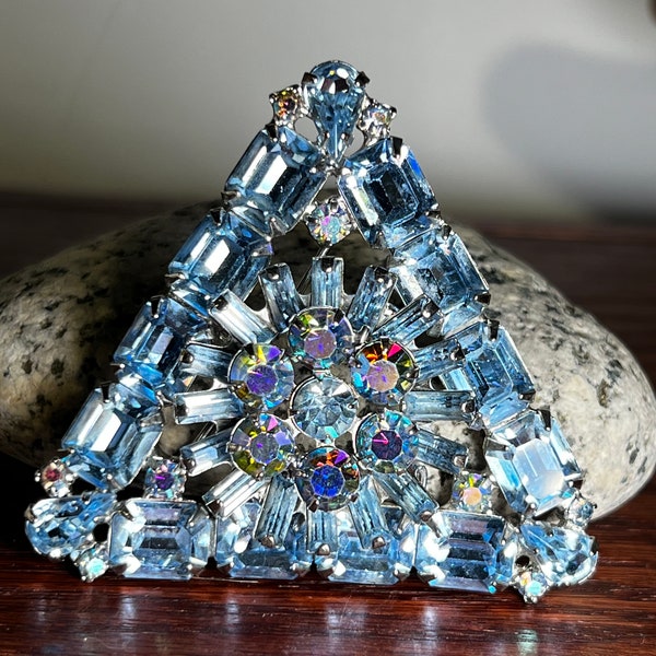 Vintage Stunning 50s Weiss Blue Crystal Triangle Brooch Rhinestone Brooch Prong Set Large Diamond Shaped Pin Sweater Coat Retro Jewelry