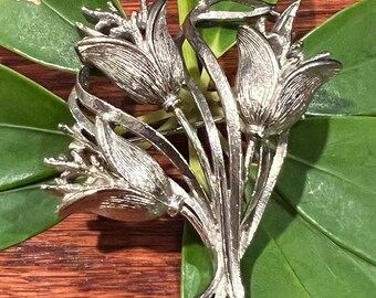 Vintage Lisner Silvertone Tulip Flower Brooch – Floral Bouquet Pin for Flower Lovers, Perfect Coat/Sweater/Scarf Wardrobe Accessory