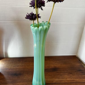 Vintage Fostoria Heirloom Green Swung Vase – Mid-Century Opalescent Ribbed Art Glass Vase – Elegant Retro Home Decor