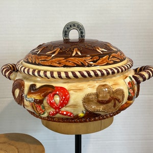Rustic Cowboy Western Bean Pot, Lidded Ceramic Casserole Dish w/ Saddle Boot Rope Design, Vintage Rodeo Collectable, Enchilada Serving Bowl