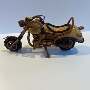 Vintage handgemaakte houten sculptuur Harley-motorfiets, kruiserbeeldje, accentdecor Uniek handgemaakt houten kunstbureau-accessoire voor motorfiets