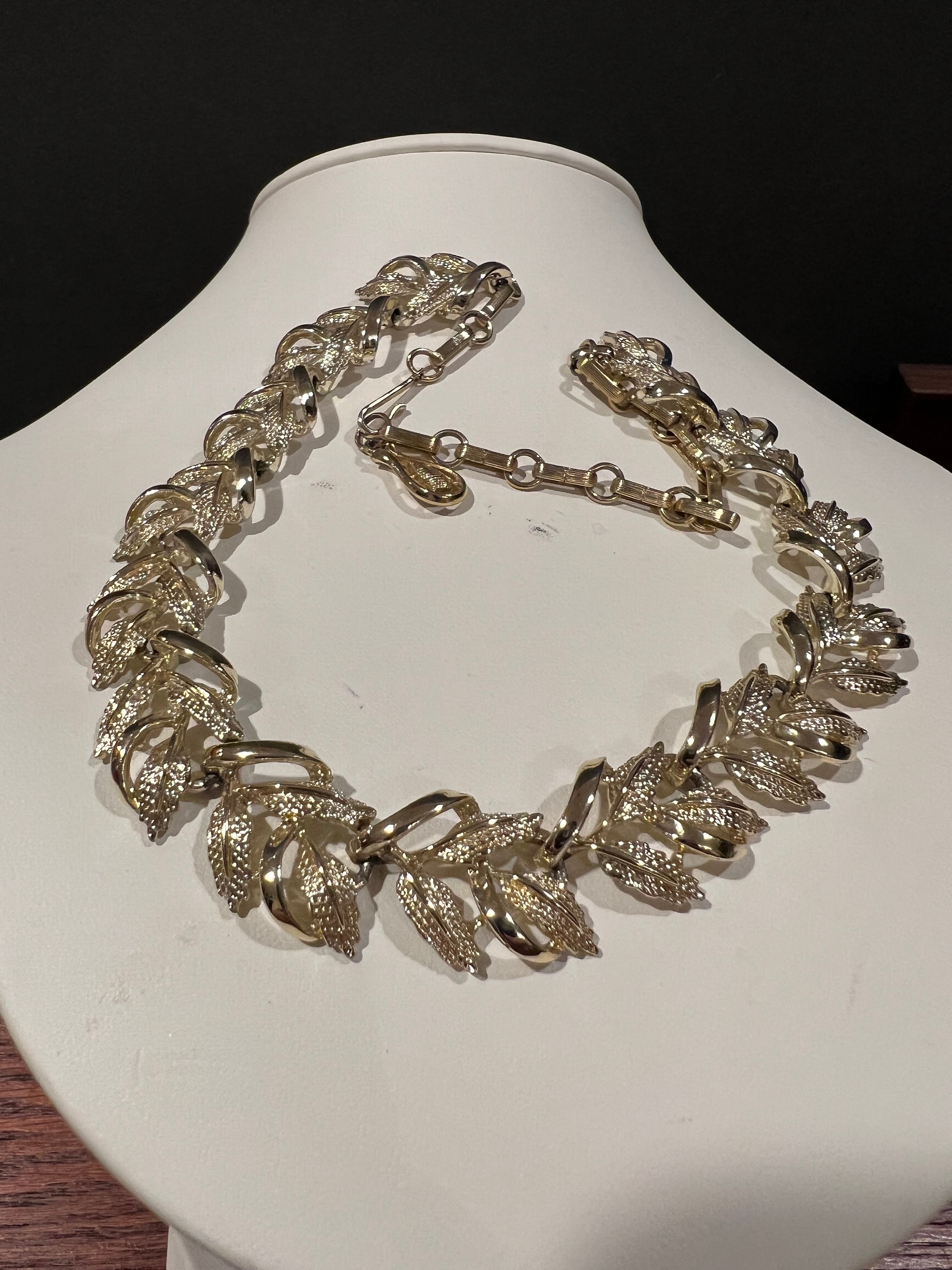 ◆VINTAGE HOLLYWOOD◆ Twist Leaf Chain Necklace VH2379NE007B Vintage Unsigned Napier Leaf Necklace in Goldtone! Beautiful