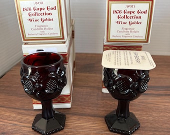 Avon Cape Cod Collection wijnbekers in originele dozen, glazen 2 met originele kaarsen, 4 zonder kaarsen – vintage robijnrood glaswerk
