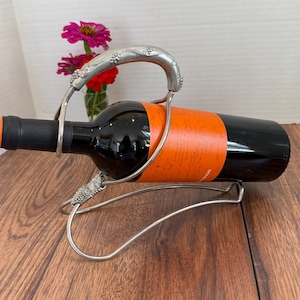 Floating Wine Bottle Holder – Chain Illusion Rack with Grapes & Leaves Design, Unique Metal Wine Display, Modern Bar Decor Gift