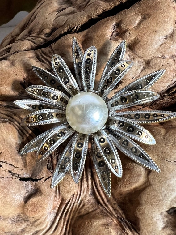 Elegant Vintage Spanish Flower Brooch: Silver Tone  display picture 2