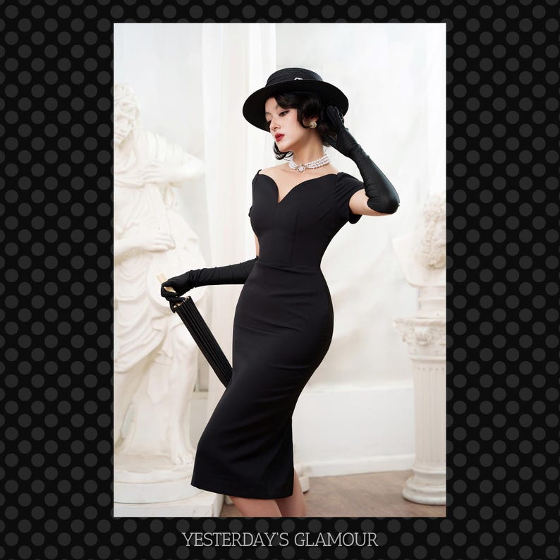 Puede incluir: Un vestido negro con escote de coraz&oacute;n y mangas cortas. El vestido es entallado y tiene una longitud midi. La modelo lleva un sombrero y guantes negros.