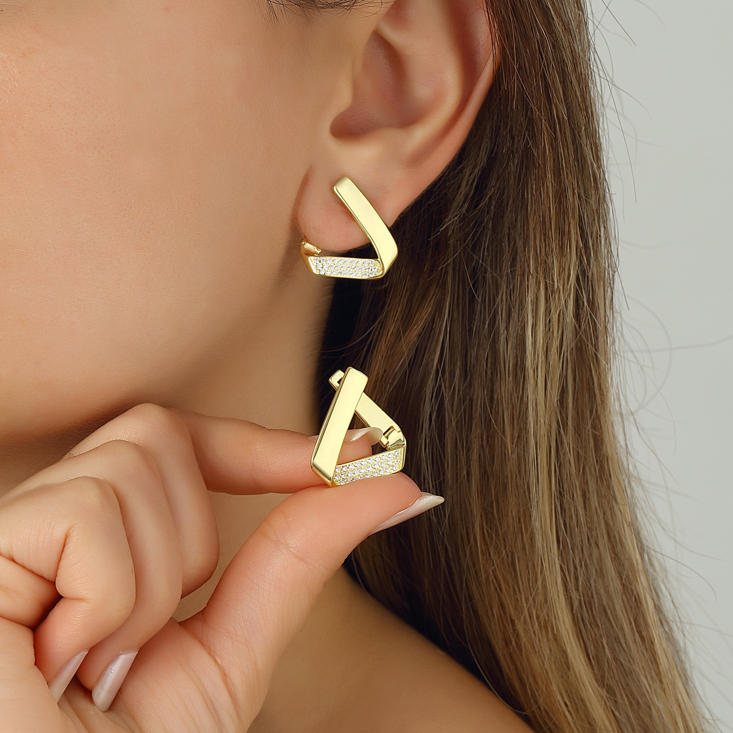 ピアス [BLACKMUSE] Glam gold tone triangle Earrings 14K Triangle Earrings, 18K Triangle Hoop Earrings, Geometric