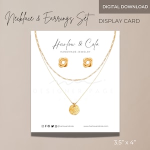 Peut inclure: Une carte d'affichage pour un ensemble collier et boucles d'oreilles en or. Le collier est une cha&icirc;ne &agrave; plusieurs rangs avec un petit pendentif rond en or. Les boucles d'oreilles sont de petits n&oelig;uds en or. La carte indique "Harlow & Cole Bijoux faits main" et comprend les poign&eacute;es de m&eacute;dias sociaux et le site Web de la marque.