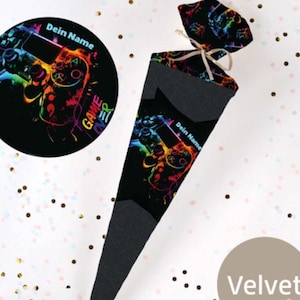 Könnte beinhalten: Ein schwarz-weißer, kegelförmiger Party-Favor mit einem bunten Gamer-Design. Der Kegel ist mit einem Videospiel-Controller und dem Text "Dein Name" verziert.
