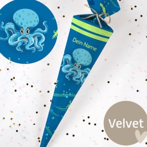 Könnte beinhalten: Blau-grüner, kegelförmiger Party-Favor mit einem Oktopus-Design. Der Kegel hat den Text "Dein Name" darauf. Der Kegel befindet sich auf einem weißen Hintergrund mit goldenen und rosafarbenen Konfetti.