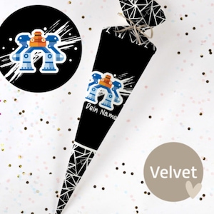 Könnte beinhalten: Schwarz-weißer kegelförmiger Party-Favor mit einem Roboter-Motiv und dem Text "Dein Name" auf der Seite. Der Kegel ist mit einem schwarz-weißen geometrischen Muster verziert. Der Kegel steht auf einem weißen Hintergrund mit goldenen und rosafarbenen Konfetti.
