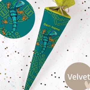 Könnte beinhalten: Eine kegelförmige Geschenkverpackung in Teal und Limettengrün mit einer detaillierten Illustration eines blau-orangen Leguans. Die Tüte trägt den Text "Dein Name" und ist mit einem hellbraunen Band gebunden. Ein passender runder Aufkleber mit dem Leguan-Design ist ebenfalls sichtbar.