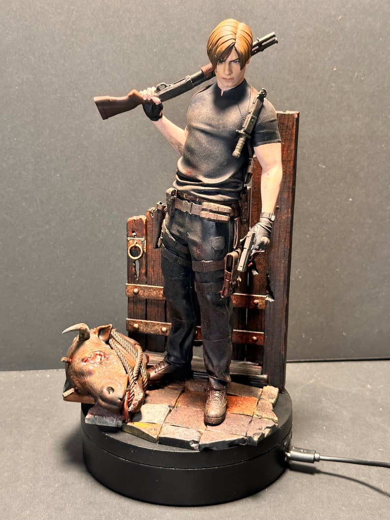 Leon Highly Detailed Figure image 1