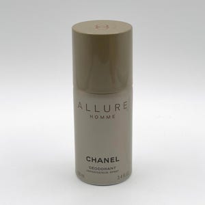 Può includere: Un flacone spray deodorante cilindrico con tappo marrone chiaro e corpo grigio. Il flacone è etichettato "ALLURE HOMME" e "CHANEL DEODORANT VAPORISATEUR SPRAY". Contiene 100 ml.