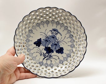 Obstschale aus Keramik mit Lochmuster und Blumendekor in blau weiß, dekorative Vintage Schüssel ca. 20 cm Durchmesser
