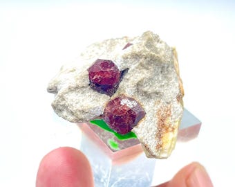 31Gramm natürlicher roter Almandin Granat und Kombination Feldspat aus dem nördlichen Skardu Tal Pakistan.