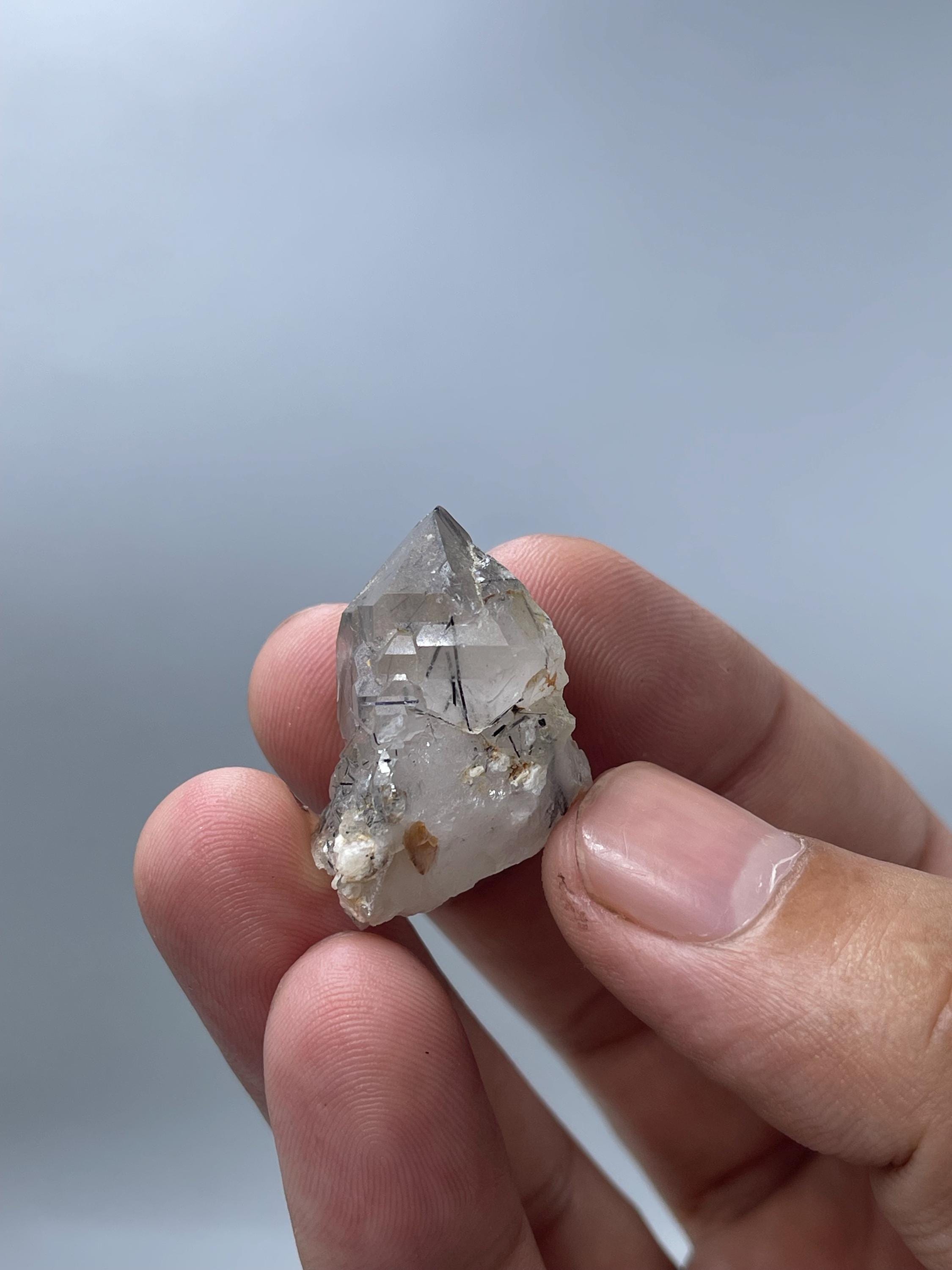 パキスタンの北スカルドゥ渓谷産、9.85 グラムの天然ヒマラヤ ルチル