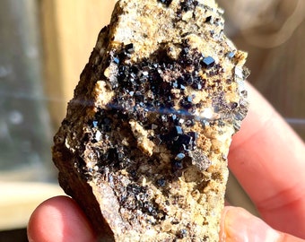 Natürlicher Granat mit Calcit und Albit, Pakistan