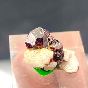 29.25Crt beautiful natural almandine Garnet with combination Mica feldspar from Pakistan.gemstone Pakistan mineral Décoration( B)