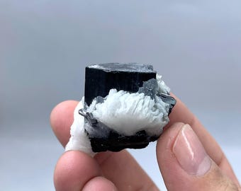 63.43g sehr schöne schwarze Turmalin Stufe mit kombiniertem Albit aus dem nördlichen Skardu Tal Pakistan.