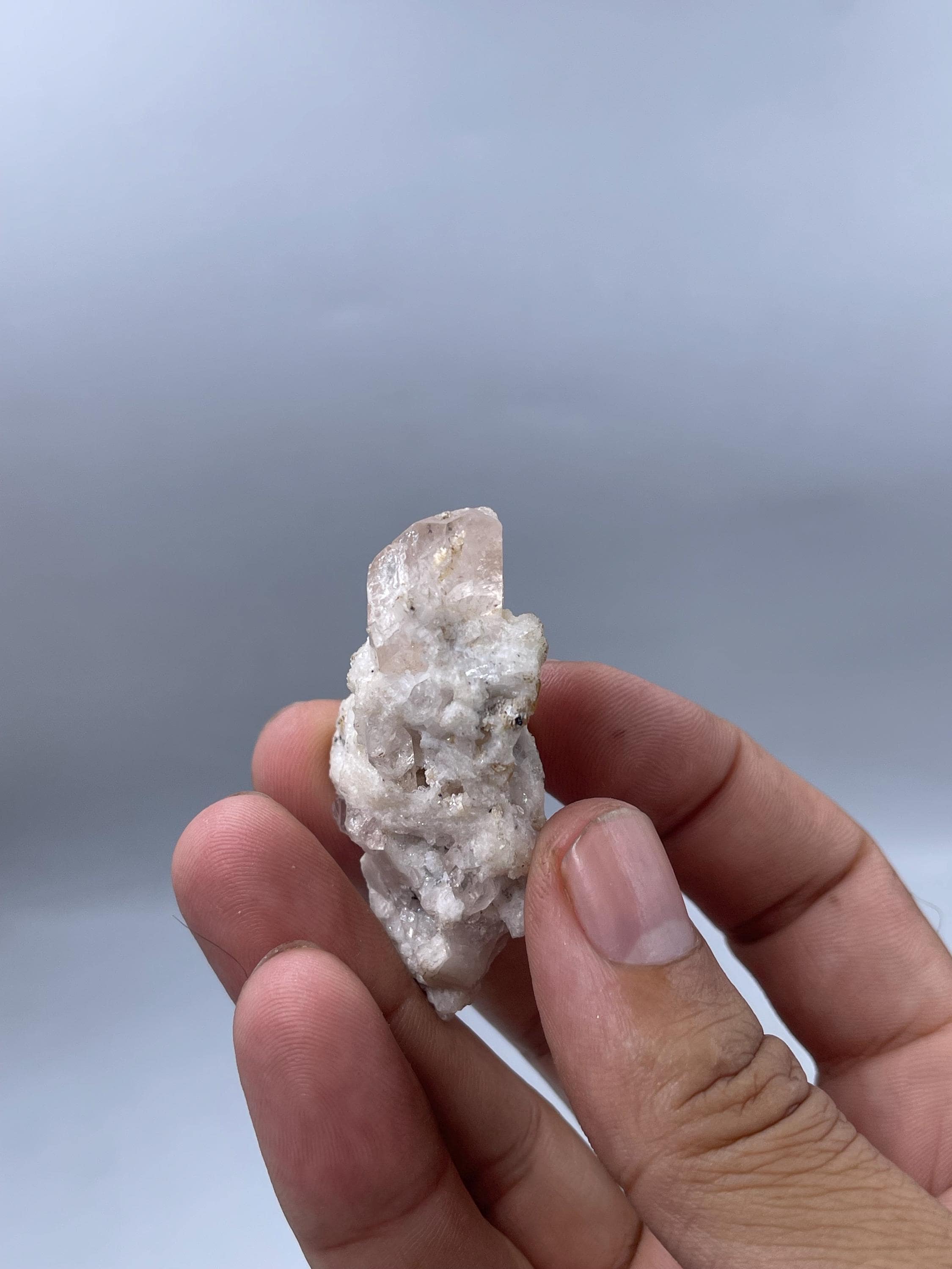天然トパーズ結晶標本（長石入り）：27.94グラム、パキスタン
