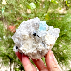 Bellissimo esemplare di acquamarina naturale cristallo grezzo che combina tormalina, quarzo e mica, pietra grezza di acquamarina non trattata, regalo decorativo