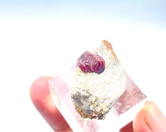 Roter Almandin Granat Specimen mit Feldspat, Pakistan