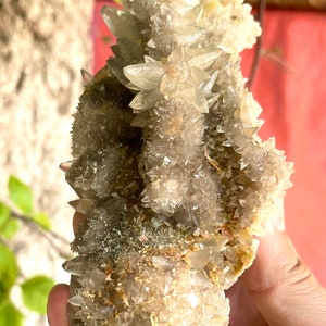 Hermoso cristal de fluorita violeta natural con calcita en forma de diente de perro combinada de Zhob Baluchistán, Pakistán. Tamaño y medidas: 6,7 x 3,2 x 2,14.
