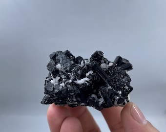 138.92g natürlicher Schwarzer Turmalin-Kristall mit Kombinationsfeldspat , Nord-Skardu-Tal Pakistan