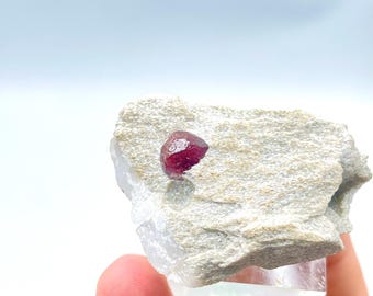 Roter Almandin Granat Specimen mit Feldspat , Pakistan, 47g