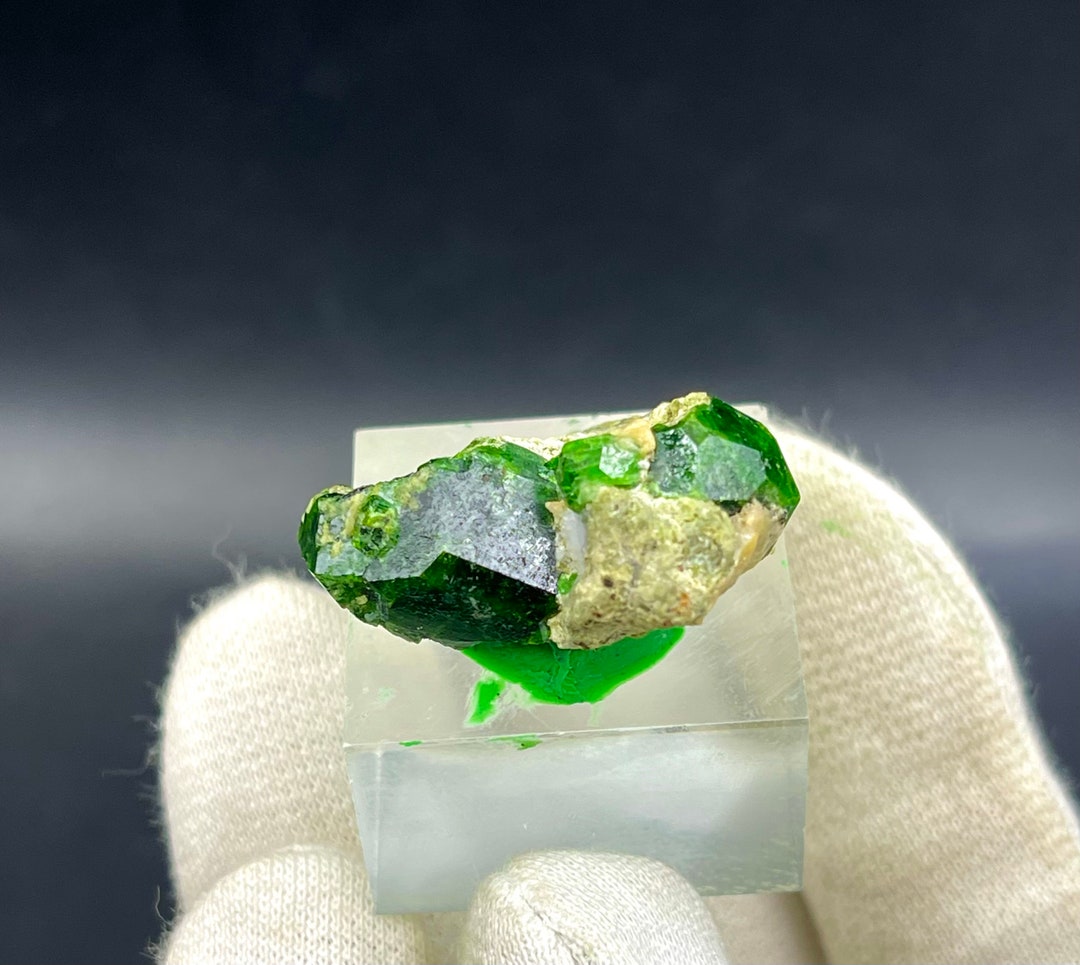 Natural Demantoide Green Garnet From North Zhob Baluchistan Pakistan ...
