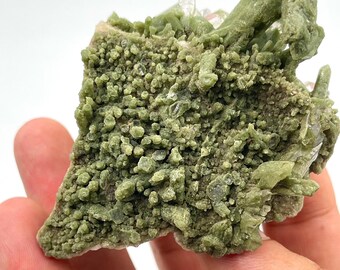 135Gram natural green chlorine Quartz crystal from zhob Baluchistan Pakistan.