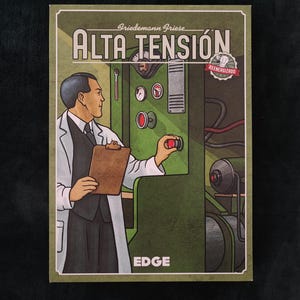Peut inclure: Boîte de jeu de société intitulée "Alta Tensión" avec une illustration vintage. L'œuvre représente un homme en blouse de laboratoire manipulant des machines. La boîte a un code couleur vert et marron avec le logo "EDGE".