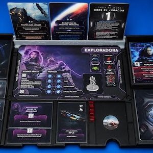 Peut inclure: Un jeu de société avec des cartes et des pièces. L'ensemble comprend des cartes avec des images de personnages et du texte en espagnol. Le plateau de jeu présente une zone centrale avec des illustrations de personnages et des mécaniques de jeu.