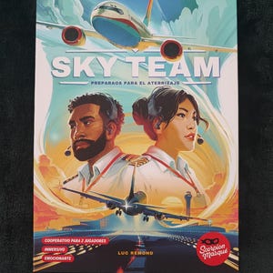 Könnte beinhalten: Brettspielbox "SKY TEAM" mit Illustrationen von Piloten und Flugzeugen. Der Text enthält "PREPARAOS PARA EL ATERRIZAJE" und "COOPERATIVO PARA 2 JUGADORES". Das Design zeigt einen dynamischen Himmel und eine Landebahn.