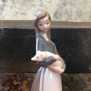 1011 GIRL With PIG LLADRO