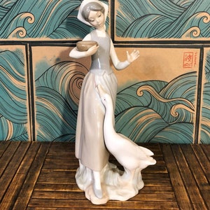 1052 GIRL with DUCK LLADRO